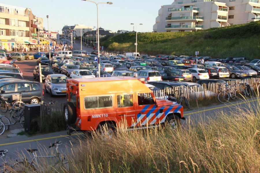 Man onwel op strand nabij de zeilvereniging